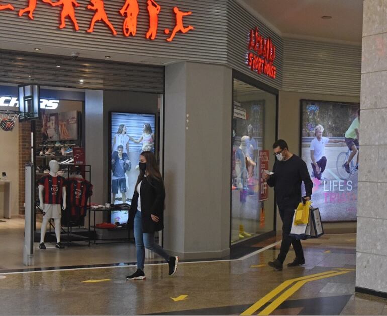 Los centros comerciales establecieron circuitos de circulación para disminuir las probabilidades de contacto de personas extrañas entre sí.