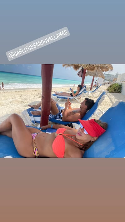 Ruth Osorio y Carlos Sandoval en una playa de Cancún, México