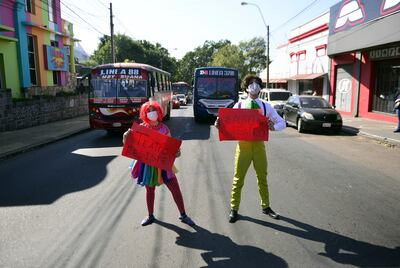 Además de ofrecer  su arte, los actores buscan visibilizar en las calles  la situación de los trabajadores del  teatro en esta pandemia. Invitan a otros  sumarse.