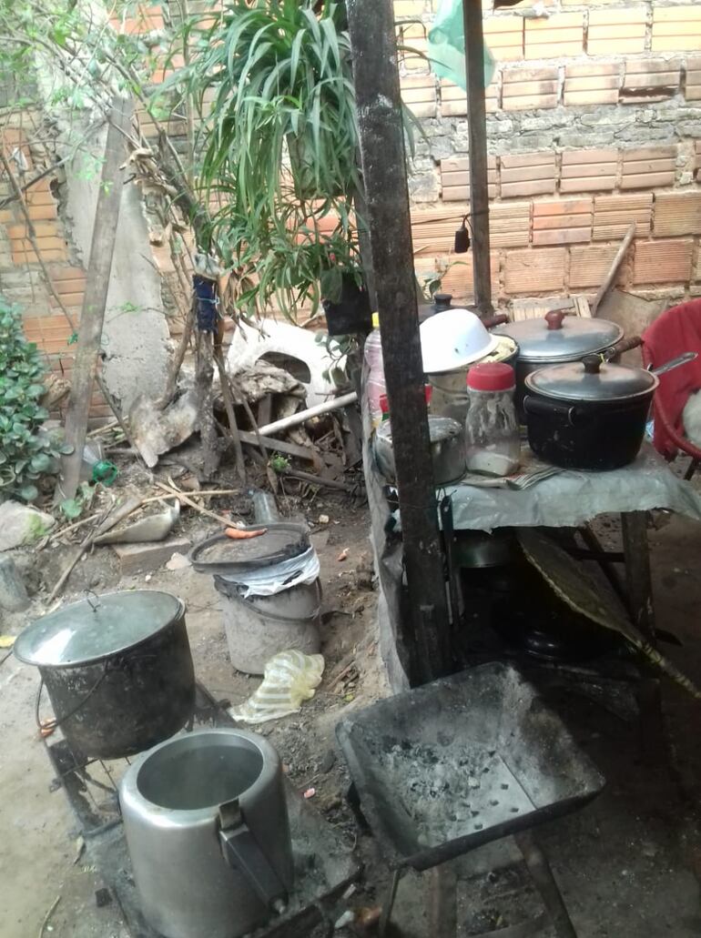 Estas son algunas de las pocas pertenencias de la abuela y que ya empieza a vender para poder comer y comprar remedios. 