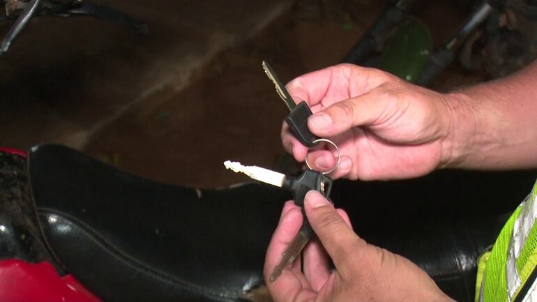 El manojo tenía dos llaves similares y aparentemente los asaltantes intentaron encender la motocicleta con la llave equivocada.