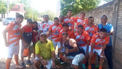 Celebración del equipo “Qué te importa”, campeón del torneo senior en Mariano.