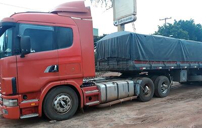 Camión cargado con 33.000 kilos de granos de soja que los uniformados intentaron robar, en una falsa barrera que montaron en Yby Pytã.