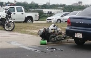La bici, elemento de trabajo de don Avelino, quedó destrozada tras el accidente.