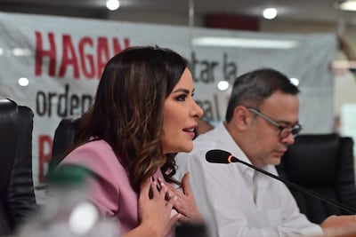 La concejala Fiorela Forestieri (PLRA) denunció la violencia de género que recibieron las ediles asuncenas por parte de un comunicador.
Sesion dela Junta Municipal y manifestacion