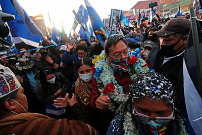 Fotografía de archivo fechada el 10 de septiembre de 2020, que muestra al candidato del Movimiento al Socialismo (MAS), Luis Arce (c), en un acto electoral en El Alto (Bolivia). Un economista de izquierda, un historiador y periodista moderado y un abogado conservador con un fuerte discurso religioso son los tres principales candidatos entre los siete que disputan la silla presidencial en Bolivia. Nacido en La Paz en 1963, Arce es un economista titulado en la estatal Universidad Mayor de San Andrés y con una maestría en la universidad británica de Warwick.