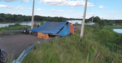 Una familia dejó su casa ubicada en Paso Horqueta y se instaló bajo carpa en una zona alta cerca del puente.