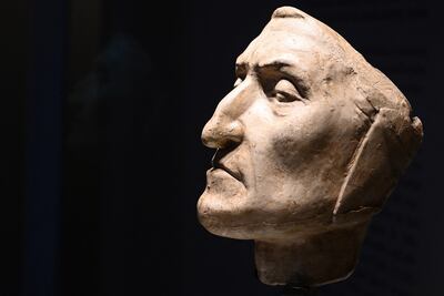 Recreación de la máscara mortuoria del poeta, escritor y filósofo italiano Dante Alighieri quien hizo un recorrido imaginario de redención, descrito en cien cantos en endecasílabos y escrito en dialecto florentino del siglo XIV y no en latín, con su infierno, purgatorio y paraíso.