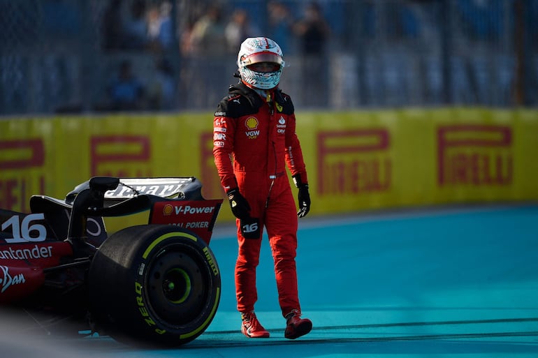 Charles Leclerc de Ferrari tuvo un leve fuera de pista hoy en el segundo entrenamiento libre del GP de Miami.