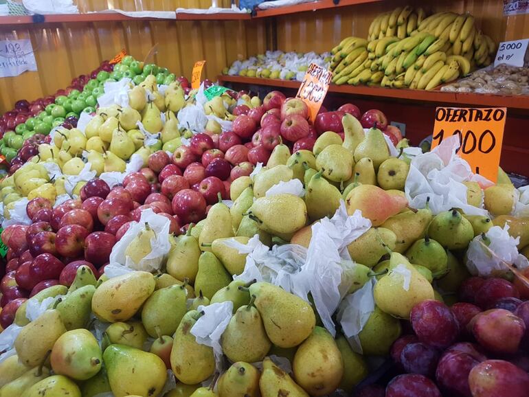 Manzanas rojas, peras, bananas y otras frutas se ofrecen en el Mercado de Abasto a mil guaraníes, para aquellos que prefieran una Semana Santa alejada de los excesos.