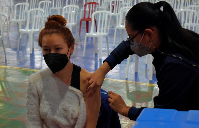 La vacunación de las personas mayores de 18 años con AstraZeneca fue aprobado por el Comité Nacional Asesor de Inmunizaciones (Cotenai), a partir de evidencias que demuestran su seguridad.