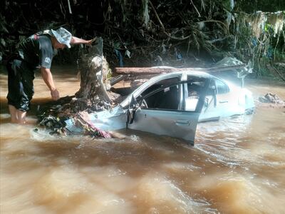 Ubican vehículo llevado por el raudal en Lambaré tras fuerte tormenta de ayer