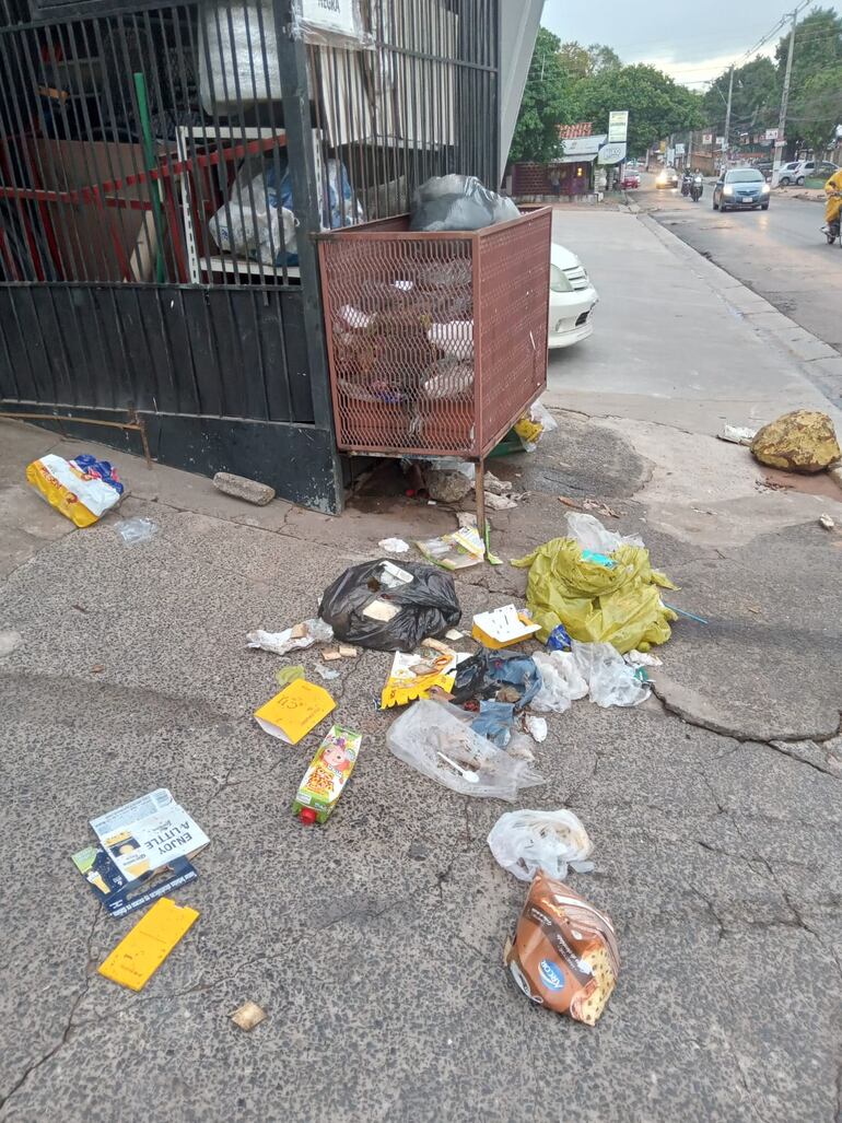 Este basurero ya rebosó y los residuos quedaron en la vereda