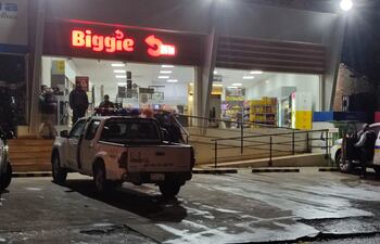 Fachada de la tienda de la cadena Biggie que fue asaltada este miércoles.