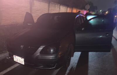 El automóvil recuperado esta madrugada al costado del campus de la Universidad Nacional del Este (UNE).