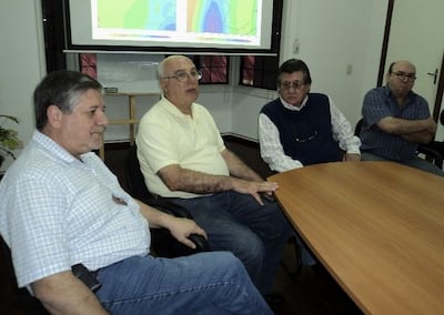 Ing. Agr. Héctor Cristaldo; Ing. Agr. Eduardo Sierra; Ing. Agr. Luis Cubilla; y el Lic. Federico Pekholtz, durante un informe agroclimático de años anteriores, en Capeco.