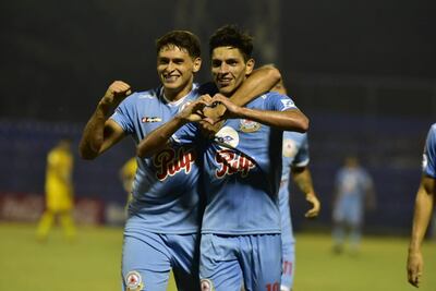 Nelson Da Silva y Jorge Núñez, celebrando el tanto de Resistencia ante Trinidense.