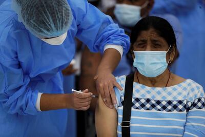Una persona recibe una dosis de la vacuna contra la covid-19 en Panamá