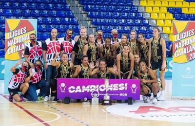La paraguaya Paola Ferrari junto a las demás integrantes de su equipo con el trofeo.