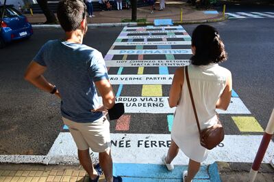 Fragmentos de poemas de diversos autores locales se pueden leer en la intersección de Washington y Juan de Salazar.