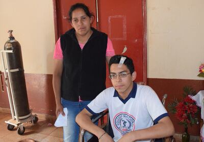 Nelson Maciel, el joven estudiante y activista  y su madre Andrea. Dice esperar confiado el juicio que debe enfrentar desde el próximo martes.