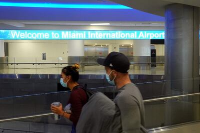 Pasajeros en el aeropuerto internacional de Miami, Florida.