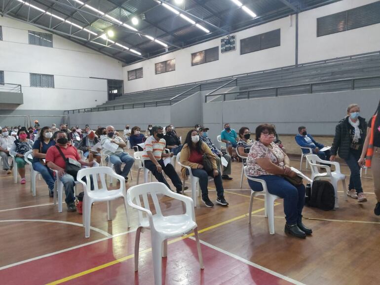 Hoy hubo un poco más de gente en el vacunatorio ubicado en el predio del Unace, en San Lorenzo.