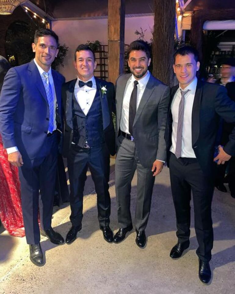 El novio Néstor Camacho junto a Roque Santa Cruz, Carlitos Ortellado y Willy Mendieta. (Instagram/Carlitos Ortellado)