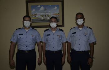 Teniente de Aviación de Pilotaje, Amado Ariel González, el Teniente de Justicia Ismael Villasanti y el Suboficial Principal Mecánico Aviador Julio Ojeda.