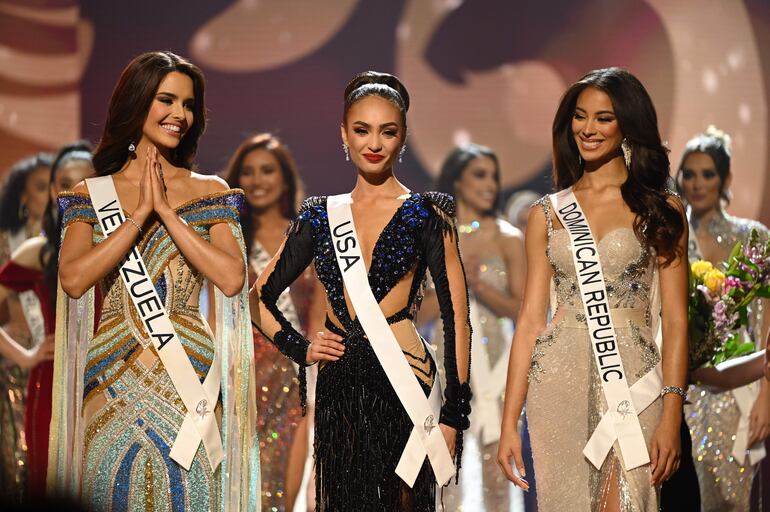 Top 3. Fotografía cedida por Miss Universo donde aparecen, de izq. a dcha., Miss Universo Venezuela 2022, Amanda Dudamel; Miss Universo Estados Unidos 2022, R'Bonney Gabriel; y Miss Universo República Dominicana, Andreina Martínez Founier, mientras esperaban los resultados del concurso Miss Universo 2022.