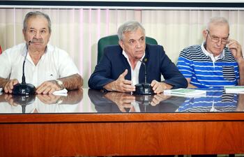 Luis Villasanti (c), titular de ARP, lideró la conferencia ayer.