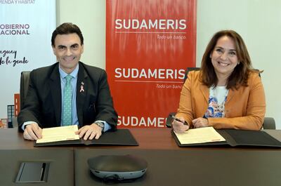 Omar Fernández, ministro del MUVH, y María Irene Gavilán.