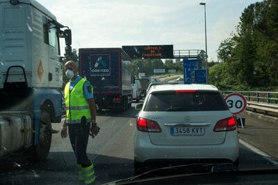 Un oficial de la policía fronteriza controla a los conductores en el punto de control entre España y Portugal en Valenca, el 1 de junio de 2020.