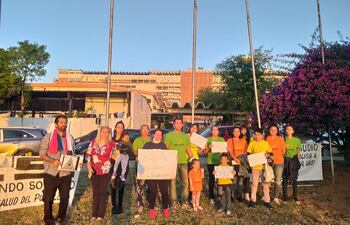 Manifestación de asegurados en el Hospital Central, contra los cambios en el sistema de retiro de fármacos