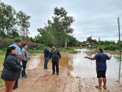 Vecinos del barrio San Roque de Villeta explican a las autoridades sobre el peligro en la zona, debido a que con cada lluvia la comunidad queda anegada