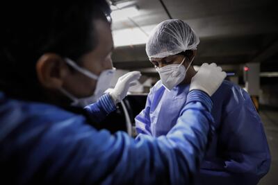 Trabajadores de a salud equipados para tratar pacientes infectados con covid (Imagen referencial).