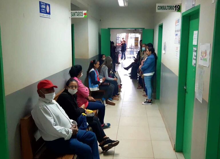 Varios pacientes aguardando ser atendidos en los diversos consultorios del Hospital Regional de Villarrica.