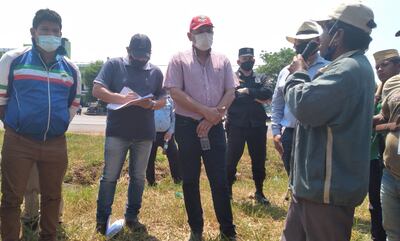 El presidente del Indi, Édgar Olmedo (con quepis rojo), llegó al sitio para conversar con los nativos.