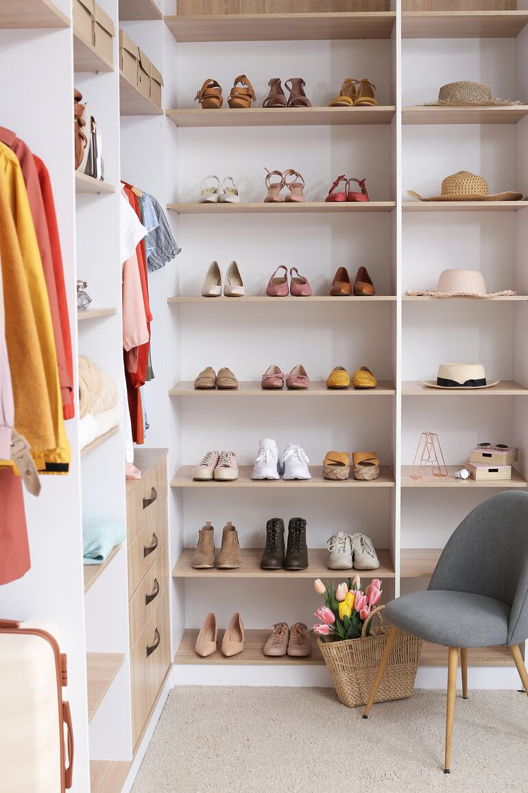 Zapatos listos al alcance de las manos.