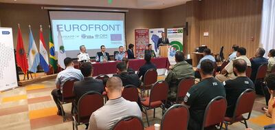 Miembros de delegaciones de Paraguay, Brasil y Argentina, durante la reunión de hoy.