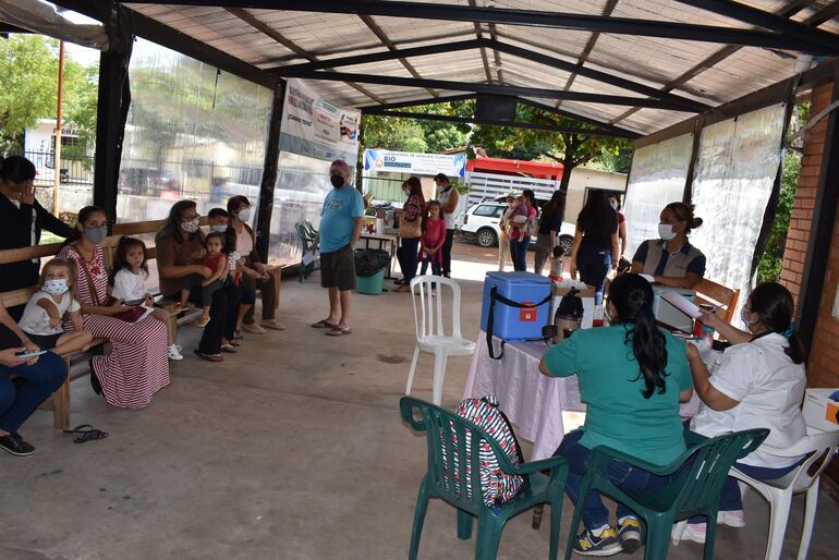 En el centro de salud de la ciudad de San Antonio intensifican la vacunación masiva contra la influenza y otras enfermedades.