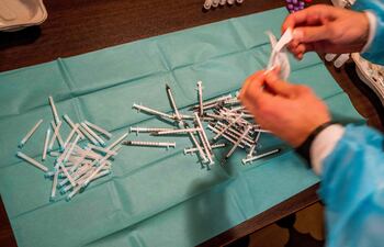 Stöcker se proponía administrar una vacuna desarrollada por él mismo, no autorizada, informa el diario sensacionalista “Bild” sobre la operación policial, que se desarrolló durante el fin de semana.