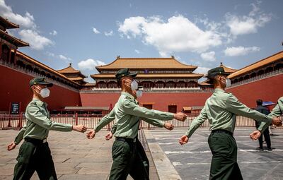 Soldados del Ejército Popular de Liberación de China (PLA) marchan más allá de la entrada a la Ciudad Prohibida, en Beijing, China. Estados Unidos considera que China Continental busca instalar gobiernos antidemocráticos en América.