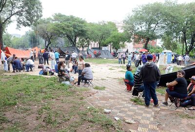 Grupos campesinos acampados en la plaza frente al Cabildo, adherentes de los gremios CNI y ACIP.