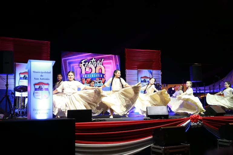 La academia municipal de danza de San Antonio, durante el festival por los 120 años del distrito.