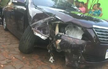 El vehículo quedó con desperfecto mecánico tras la segunda colisión, por lo que el conductor ya no puso avanzar.