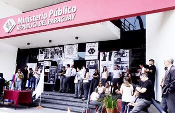 Funcionarios del Ministerio Público se reunieron ayer frente a la institución para ratificar la huelga general del próximo lunes.
