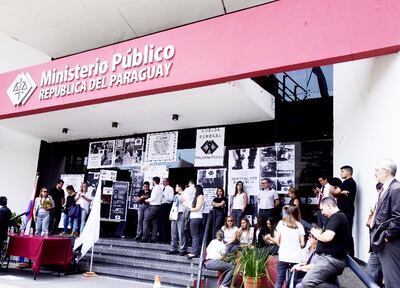 Funcionarios del Ministerio Público se reunieron ayer frente a la institución para ratificar la huelga general del próximo lunes.