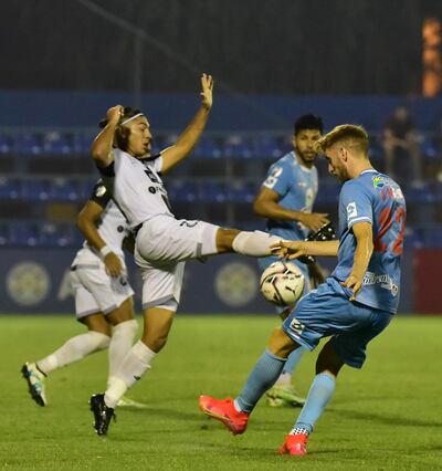 Disputa entre el extremo de Tacuary Matías Verdún ante el lateral argentino Rodrigo Mazur del “Triángulo rojo”.