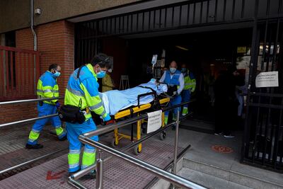 El personal de SUMMA 112 (Servicios de Emergencias Médicas de Madrid) traslada a un hombre con sospecha de síntomas de coronavirus a un hospital de Madrid el 13 de noviembre de 2020.